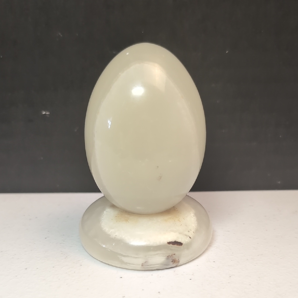 Decorative Oynx Egg and Stand Nuetral Cream & White